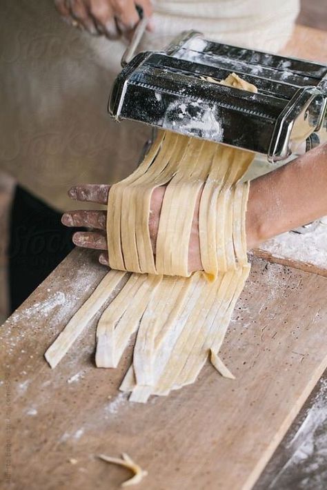 Photo Homemade Fettuccine, Ingredients Photography, Make Your Own Pasta, Best Italian Restaurants, Pasta Bar, Handmade Pasta, Italian Restaurants, Making Pasta, Pasta Dough