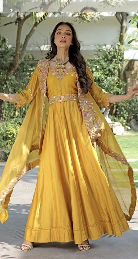 Designer Yellow Dress For Haldi Function, Yellow Dresses For Haldi, Yellow Indo Western Outfits, Yellow Suit For Haldi Function, Lengha Pattern, Yellow Outfit For Haldi Function, Lehenga Designs Simple Latest, Yellow Dress For Haldi, Yellow Dress For Haldi Function