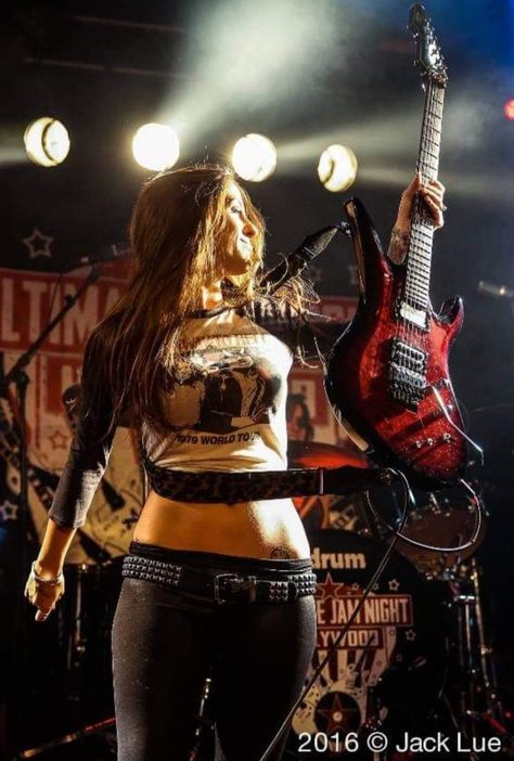 Electro Guitar, Female Rock Stars, Ladies Of Metal, Rock And Roll Girl, Metal Chicks, Heavy Metal Girl, Playing The Guitar, Rocker Chick, Rocker Girl