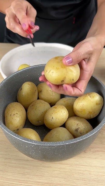 I don't fry potatoes anymore, I do it like this now..🔔 Subscribe to the channel and like the video. Thanks so much for watching.😻 Leave your comment below,... Potato Pan Recipes, Baking Soda Potatoes, What To Make With Small Potatoes, Potatoes As A Side Dish, Recipe Ideas With Potatoes, Potato Vegetable Recipes, Sliced Baked Potatoes In The Oven Simple, Recipes For Baked Potatoes, Cracked Potatoes Recipe