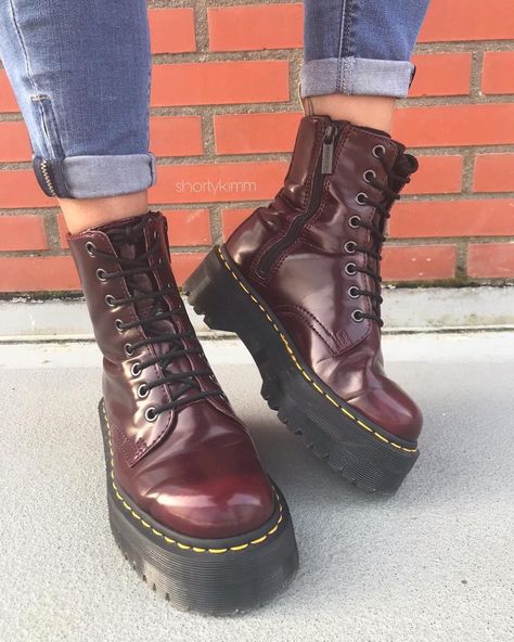 Combat Boots Aesthetic, Maroon Doc Martens, Maroon Boots, Dr Martens Outfit, Doc Martens Boots, Martens Boots, Embroidery Shoes, Shoes Teen, Dr Martens Boots