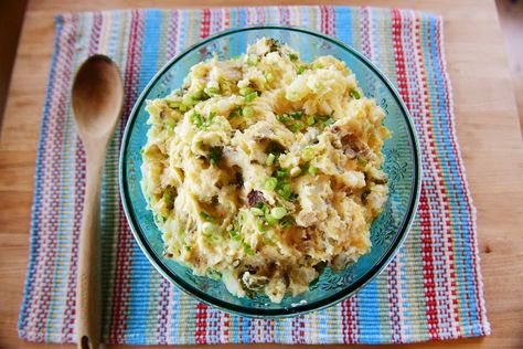 perfect potato salad by the pioneer woman, ree drummond Making Potato Salad, Potato Ricer, Homemade Mayonnaise, Pioneer Woman Recipes, Ree Drummond, Food Out, Jalapeno Poppers, Potatoe Salad Recipe, Sugar Art