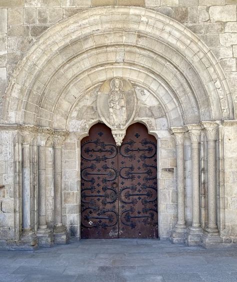 Lugo Cathedral, Spain. The doorway of the north portal is made up of three archivolts and a dust cover with semicircular arches and a bilobed lintel, decorated with a mandorla with a splendid seated Pantocrator; of great originality is the pendant in the shape of a capital that hangs from the center, where the Last Supper is represented. It is carved in marble and dates from the 12th century; the ironwork of the door is from the 13th century. The Last Supper, Last Supper, 12th Century, Dust Cover, Thing 1 Thing 2, The Door, Barcelona Cathedral, Portal, Dates