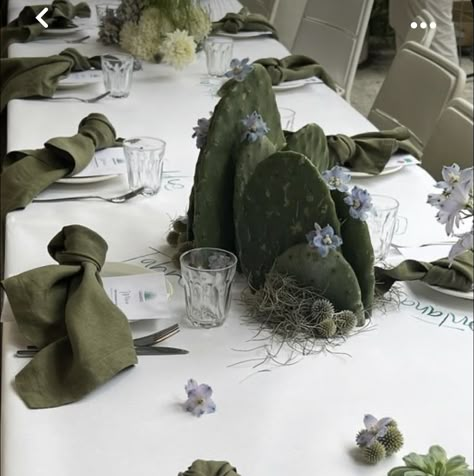 Table Settings Ideas, Large Rock Landscaping, Event Table Settings, Dinner Party Decor, Rock Landscaping, Flower Installation, Table Setting Decor, Table Styling, Dinner Decoration