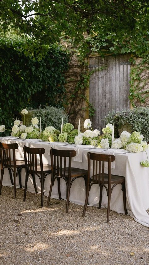 Relaxed and refined details fit for the couple with a cool and casual wedding day in mind. 🌿✨⁠ Hydrangea Wedding Decor, Green Hydrangea Wedding, Garden Theme Wedding, Hydrangeas Wedding, Tuscan Wedding, Neutral Wedding, Wedding Linens, Tuscany Wedding, Wedding Dinner