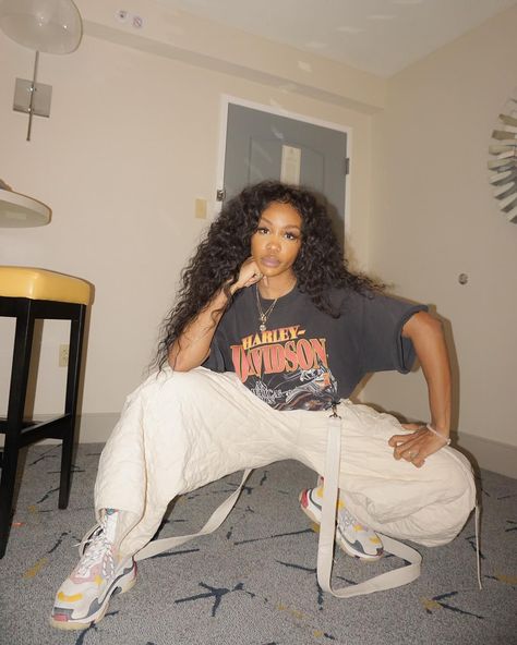 198.8k Likes, 2,194 Comments - SZA (@sza) on Instagram: “Meet me at church 🕊” Look Hip Hop, Mode Dope, 90s Fashion Outfits Hip Hop, Looks Hip Hop, Hip Hop Girl, Hip Hop Party, Tokyo Street Fashion, 90s Hip Hop Fashion, Fashion 90s