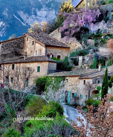 Que faire à Brantes, petit village perché au pied du Mont Ventoux Beaux Villages, Camping Car, Provence, Beautiful Places, Castle, Cottage, Camping, Paris, France