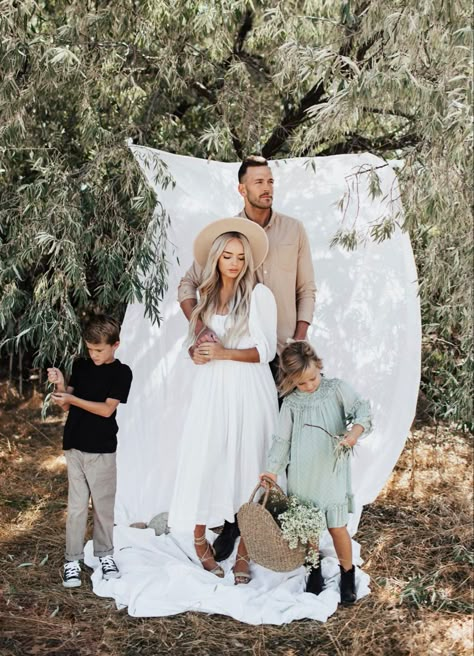 White sheet family photoshoot White Sheet Photoshoot Family, White Sheet Mini Session, Family Outdoor Photoshoot Summer, Easter Photoshoot Family, Boho Easter Photoshoot, All White Family Photoshoot, White Sheet Backdrop Photoshoot, White Family Photo Outfits, Easter Family Photoshoot