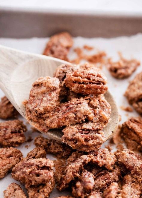 Delicious candied pecans coated in an amazing cinnamon sugar glaze. The best combo of sweet, salty, soft and crunchy. Perfect for snacking, gift giving and adding to salads! Neighbor Christmas Gifts Cheap, Diy Christmas Gifts For Neighbors, Christmas Gifts Cheap, Christmas Gifts Homemade, Halibut Recipes Baked, Sweet Potato Casserole Crock Pot, Candied Pecans For Salad, Candied Pecans Recipe, Glazed Pecans