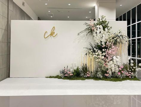 Backdrop Engagement Simple, Minimal Wedding Backdrop, Pelamin Idea, Dekor Pelaminan, Photobooth Background, Minimal Wedding Decor, Wedding Indoor, Wedding Background Decoration, Simple Wedding Decorations