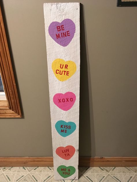 Painted board for Valentine’s Day decorating - candy hearts with sayings Valentine Boards Signs, Craft Fair Signs, Christmas Things To Sell, Valentines Painting Ideas, Valentines Boards, Valentine Boards, Fence Board Crafts, Bf Valentines Gift, Valentines Painting