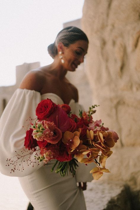 Modern Fall Bridal Bouquet, Red Orange And White Wedding, Red And Orange Bridal Bouquet, Red Summer Flowers, Orange Blossom Bouquet, Orange And Red Wedding Flowers, Orange And Red Wedding Theme, Red Wedding Bouquet Ideas, Red And Orange Bouquet