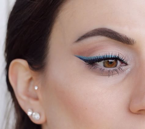 Light Blue Eyeliner, Dark Blue Eyeliner, Blue Eyeliner Makeup, Maquillage On Fleek, Eyeliner For Beginners, Blue Eyeliner, Eyeliner Styles, Smink Inspiration, Braut Make-up