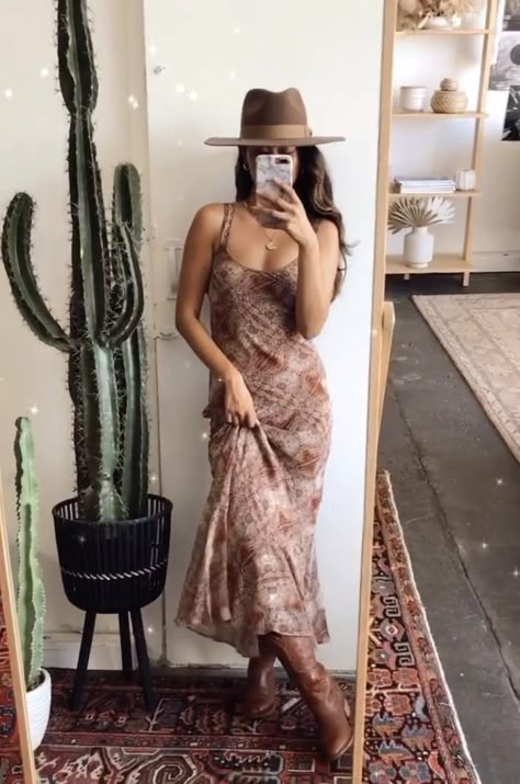 Boho Dinner Party Outfit, Western Chic Dress Outfit, 70s Mexico Fashion, Going Out Boho Outfits, Western Slip Dress Outfit, Texas Boho Style, Western Aesthetic Style, Romantic Cowgirl Outfits, Boho Outfits With Boots