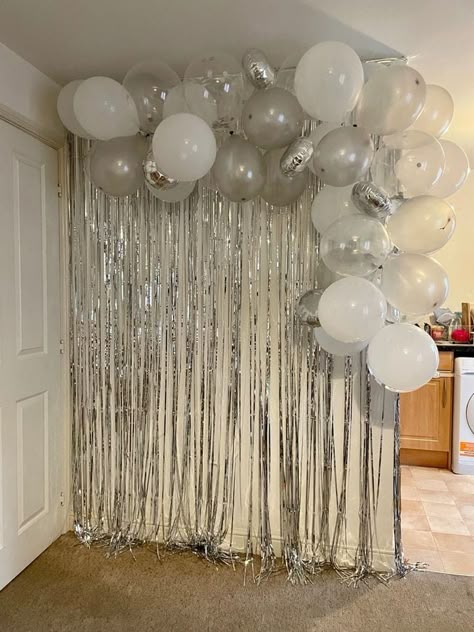 White And Silver Bday Decor, Sliver Backdrops, White Out Birthday Party Theme, Birthday Decoration Ideas White, 21st Birthday Aesthetic Decor, Silver Bday Decor, Grey Birthday Party Decorations, Silver And White Birthday Party Decor, 17 Year Birthday Party Ideas