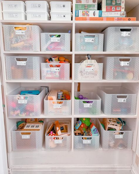 14 Practical and Functional Toy Storage Solutions for Simplifying Cleanup Time - Matchness.com Toy Chests, Diy Toy Storage, Hanging Rattan, Toy Storage Solutions, Clear Bins, Toy Storage Bins, Toy Shelves, Smart Toys, Toy Storage Bags