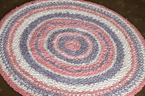 Scrap Rug, Diy Crochet Rug, Rag Rug Tutorial, Rug Crochet, Braided Rug Diy, Braided Rag Rugs, Crochet Rag Rug, Old Sheets, Rug Tutorial