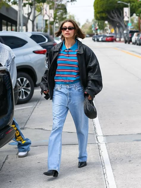 Hailey Bieber Leather Jacket, Levis Street Style, Levis 501 Outfit, Celebrity Style Jeans, Hailey Style, Ribcage Jeans, Outfit Office, Polo Outfit, Hailey Bieber Style