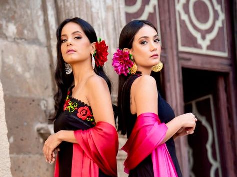 Mexican Fancy Dress, Latin Inspired Wedding, Mexican Accessories, Mexican Inspired Wedding, Mexican Hairstyles, Blusas Crop Top, Mexican Folklore, Mexican Flowers, Havana Nights