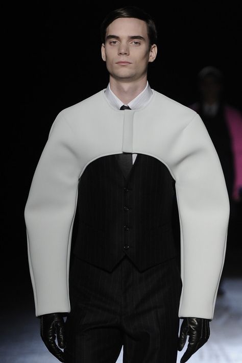 Debut Inspiration, Geometric Clothing, Sculptural Fashion, Womenswear Fashion, Raf Simons, Future Fashion, Prince Charming, Inspiration Mode, Minimal Fashion