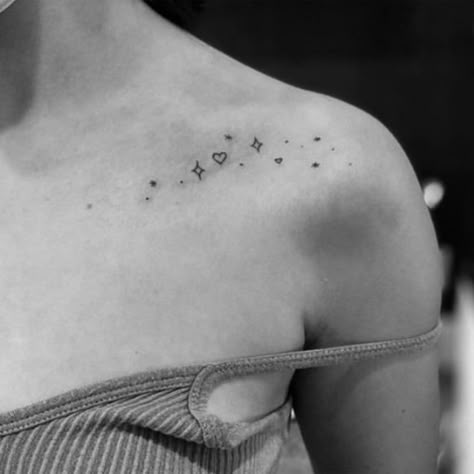 **Open Your Heart** Feminine Tattoos Collar Bone, Outer Collar Bone Tattoo, Collar Bone Tattoo Dainty, Tattoo Ideas Clavicle, Shoulder Tattoo Simple, Collar Bone Henna Tattoo, Collar Bone Tattoo Meaningful, Collarbone Wing Tattoo, Cute Collarbone Tattoos For Women