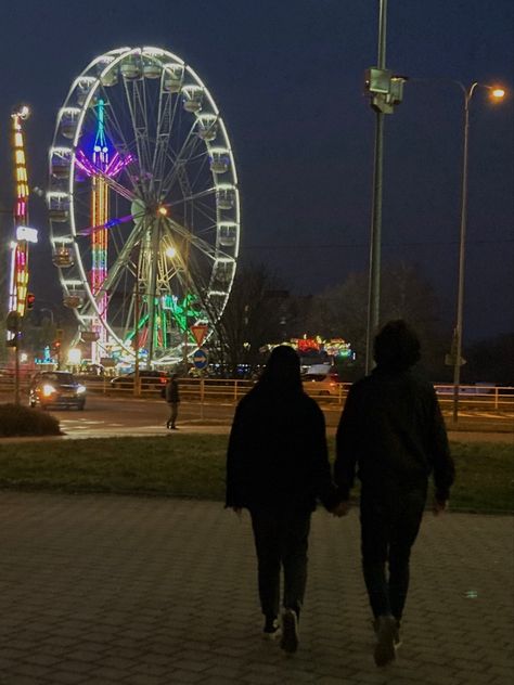 Theme Park Aesthetic Couple, Theme Park With Boyfriend, Carnival Couple Aesthetic, Amusement Park Couple Aesthetic, Carnival Date Aesthetic Couple, Theme Park Date Aesthetic, Fair Couple Aesthetic, Amusement Park Date Aesthetic, Cute Couple Dates Aesthetic