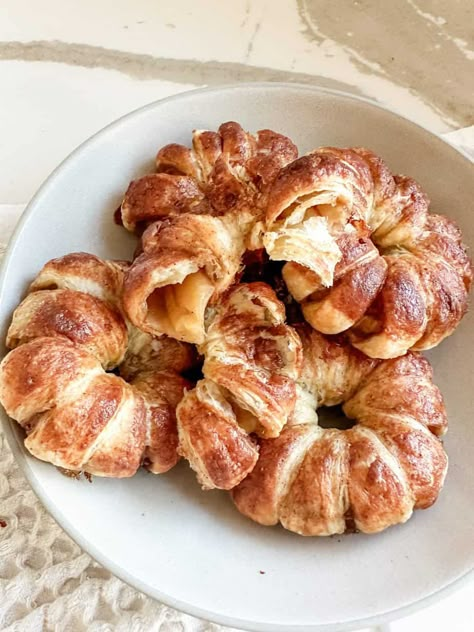 Apple Ring Puffs, Puff Pastry Apple Donuts Recipe, Apple Puff Pastry Doughnut Hack, Apple Puff Pastry Donut, Puff Pastry Apple Rings, Apple Rings Recipe, Baking With Apples, Trending Desserts, Manna From Heaven