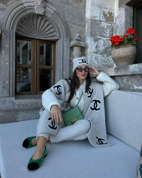 Chanel Scarf Outfit, Constance Hermes, Vinter Mode Outfits, Chanel Scarf, Scarf Outfit, Fashion Catalogue, Outfit Winter, Designer Crossbody Bags, Casual Style Outfits