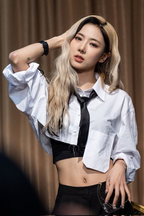 Yoohyeon Dreamcatcher, Dreamcatcher Yoohyeon, Dreamcatcher Wallpaper, Kpop Pictures, Hyun A, Female Reference, I Love Girls, Girls In Love, Kpop Girl Groups