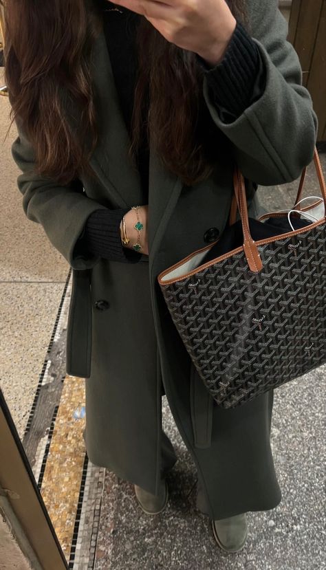 Goyard Tote Bag, Goyard Tote, Daily Outfit Inspiration, Goyard Bag, Fancy Bags, Winter Fits, Bags Designer Fashion, Parisian Style, Daily Outfits