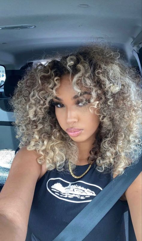 Different Shades Of Blonde Curly Hair, Blonde Hair Curly Natural Black Women, Blonde Curly Hair Color Ideas, Hair Color For Mixed Women, Ash Brown Balayage Curly Hair, Blonde Tips Curly Hair, Mixed Race Blonde Hair, Curly Hair Blonde Tips, Ash Blonde Curly Hair Black Women