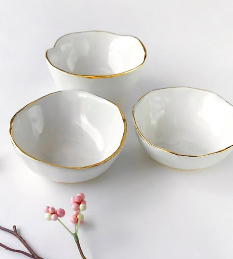 White Gold Rimmed Ceramic Dish by Scoutmob Gold Bowl, Keramik Design, Ceramic Dishes, Jewelry Dish, Ceramic Design, Buy Gold, Ring Dish, Ceramic Clay, Diy Clay