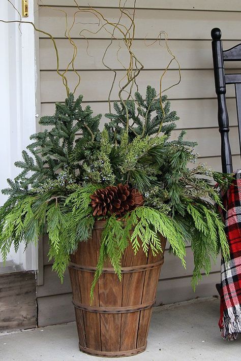 25 Best Winter Porch Decorating Ideas - Outdoor Winter Porch Decor Winter Porch Decorations, Julkransar Diy, Natal Natural, Christmas Urns, Outdoor Christmas Planters, Holiday Planter, Winter Planter, Christmas Pots, Christmas Planters