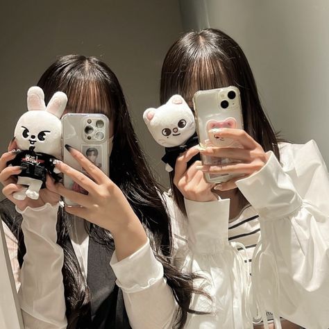 Korean Friends, You Are My Moon, Korean Best Friends, Friend Pictures Poses, 사진 촬영 포즈, Friend Poses Photography, Best Friends Aesthetic, Korean Aesthetic, Foto Ideas Instagram