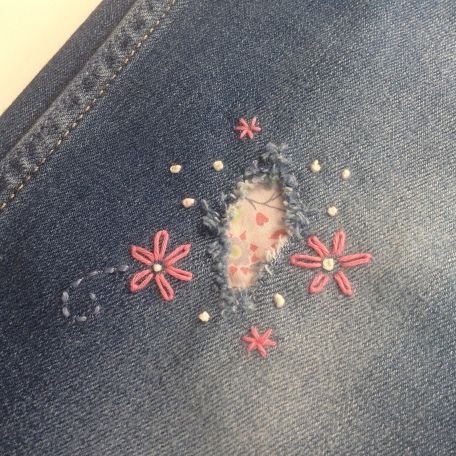 Mending Jeans, Embroidery Jeans Diy, Basic Hand Embroidery Stitches, Clothes Embroidery Diy, Visible Mending, Denim Crafts, Embroidery On Clothes, Japanese Embroidery, Cute Embroidery