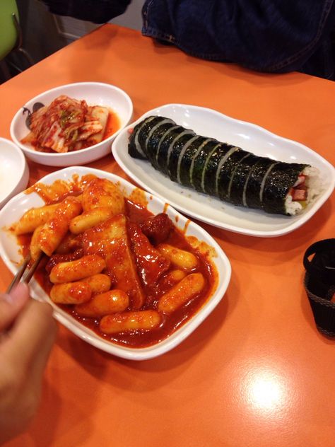 Teokkboki Food, Tokbokki Korean, Food O, Food Obsession, Cafe Food, Korean Food, Pretty Food, Food Cravings, Cute Food