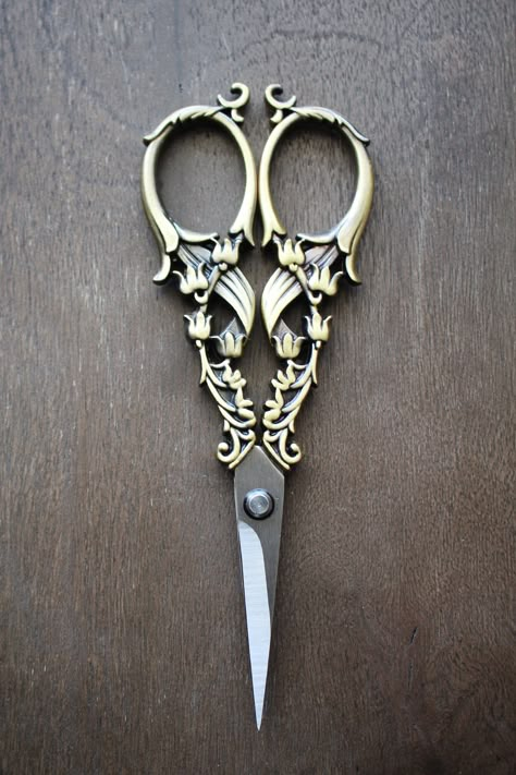 Tulip Garden Embroidery Scissors Antique Gold or Copper Vintage Style Quilting Scissors Beautiful Sewing Gift or Quilting Gift - Etsy Fantasy Scissors, Pretty Scissors, Decorative Scissors, Vintage Scissors, Garden Embroidery, Tulip Garden, Pretty Knives, Sewing Basket, Tulips Garden