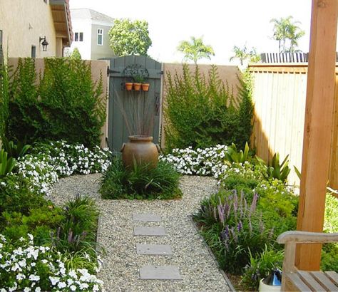 Shed Inspiration, Pea Gravel Patio, Moderne Have, Front Landscape, Beach Backyard, Small Yards, Gravel Patio, Small Front Yard Landscaping, Entrance Ideas