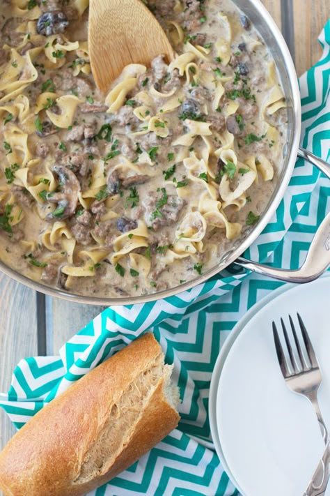 One Pot Hamburger Stroganoff is a quick and easy recipe. Ground beef, onions, mushrooms and egg noodles all cooked in a creamy sauce. (no cream of mushroom soup) Hamburger Helper Stroganoff, Hamburger Helper Beef Stroganoff, Hamburger Stroganoff Recipe, Ground Beef Breakfast, Hamburger Stroganoff, Portabella Mushrooms, Resep Pasta, Ground Beef Stroganoff, Chicken Tikka Masala Recipes