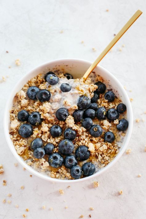 Granola Overnight Oats, Overnight Oats With Greek Yogurt, Oats With Greek Yogurt, Granola Oats, Blueberry Recipe, Cinnamon Overnight Oats, Blueberry Granola, Pizza Sugar Cookie, Oats Overnight