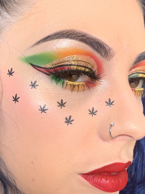 Reggae Makeup Ideas, Reggae Makeup, Rasta Makeup, Colorful Eye Makeup Tutorial, Green Eyeshadow Look, Seasonal Makeup, Make Carnaval, 20 Makeup, Punk Makeup