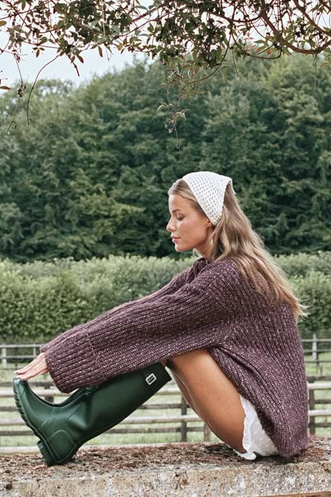 Josefine Vogt NA-KD | NA-KD Josefine Vogt, Countryside Outfit, Winter Date Outfits, Hunter Boots Outfit, Parisian Chic Style, How To Fold Sleeves, Senior Picture Outfits, Oversized Pullover, Business Outfit