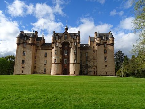 The south façade of Fyvie Castle Houses In Dallas Texas, Castle Parts, Garden Estate, Bonnie Scotland, Haunted Castle, Castles In Scotland, Scotland Castles, Tower House, Scottish Castles