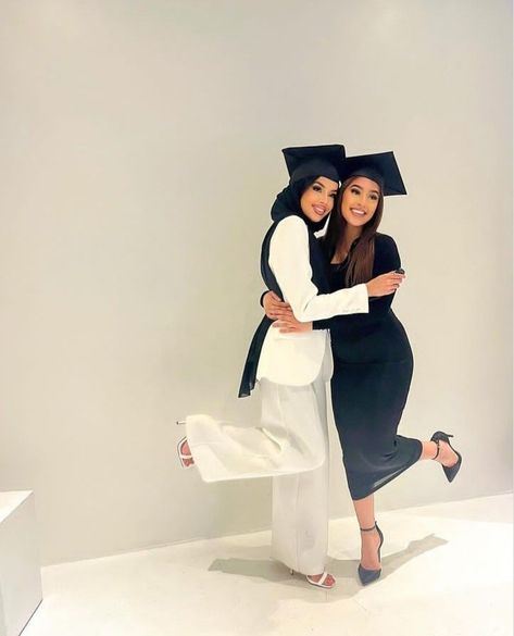 Kylie Jenner Graduation Pictures, Hijab Graduation Pictures, Hijabi Graduation Pictures, Black Graduation Outfit, Graduation Outfit Ideas University Hijab, Graduation Pictures Hijab, Hijab Graduation Outfit, Hijabi Graduation Outfits, Modest Graduation Outfit