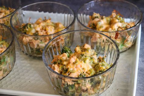 A delicious meal prep recipe loaded with chicken, broccoli, and a delicious buffalo sauce all topped with cheese. Stay Fit Mom Recipes, Chicken Bakes, Protein Lunches, Stay Fit Mom, Macro Counting, Batch Recipes, Baked Buffalo Chicken, Delicious Meal Prep, Mom Recipes