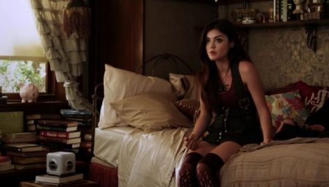 . Pretty Little Liars Bedroom, Movie Bedroom Aesthetic, Aria Montgomery Bedroom, Aria Montgomery Aesthetic, Movie Bedroom, Aria Style, Pretty Little Liars Aria, Ezra Fitz, Insta Goals