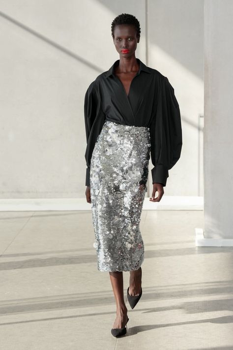 Sequin Skirt Outfit, Silver Sequin Skirt, Glitters Skirt, Silver Skirt, Fashion Week Trends, Sequin Outfit, Silver Sequin, Spring 2024, Carolina Herrera