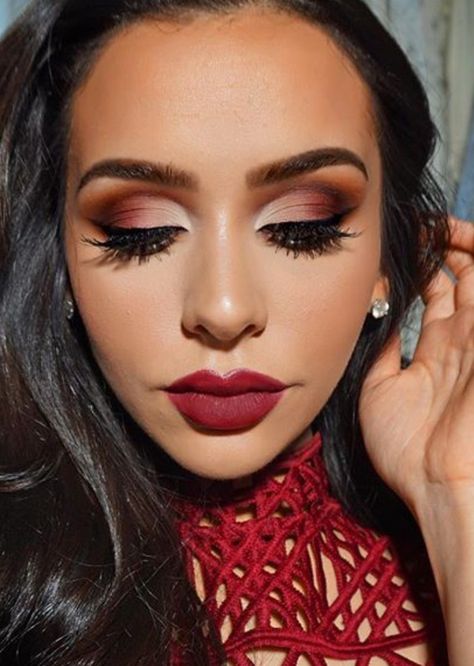 Pinterest: allymcelhone Eyeshadow To Go With Red Dress, Make Up Looks For Red Dress, Red Gown Makeup Look, Cranberry Makeup, Guard Makeup, Quince Makeup, Prom Things, Pr Event, Christmas Party Makeup