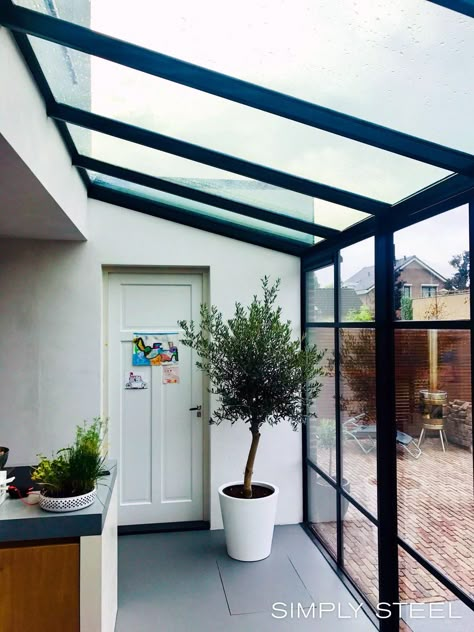 Glass Extension Kitchen, Terrasse Med Tak, Small House Extensions, Extension Veranda, Modern Conservatory, Conservatory Kitchen, Garden Room Extensions, Room Extensions, Glass Extension