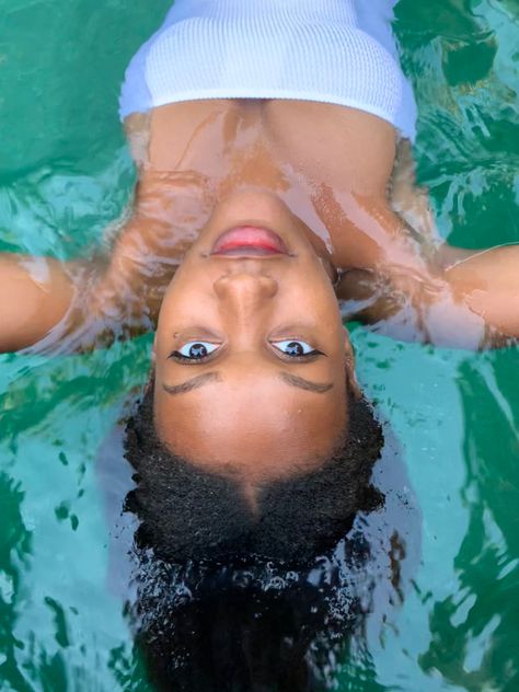 Black woman aesthetic photo. Kinky wet hair. Beautiful woman in a swimming pool with a white swimsuit Wet Hair Black Women, Black Woman Laying Down, Wet Hair Photoshoot Black Women, Black Woman Underwater, Black Woman Swimming, Water Photoshoot Black Women, Rebranding Photoshoot, Water Photoshoot Ideas, Hair In Water